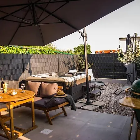 Tiny House With Jacuzzi Baraka Kaštela