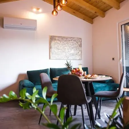 Tiny House With Jacuzzi Baraka 度假居 Kaštela