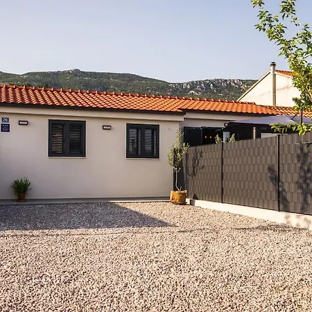Tiny House With Jacuzzi Baraka Kaštela
