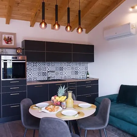 Tiny House With Jacuzzi Baraka Kaštela